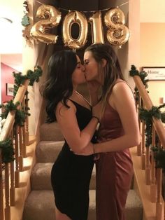 Wilder hardcore kostenloser lesbischer kuss foto 1
