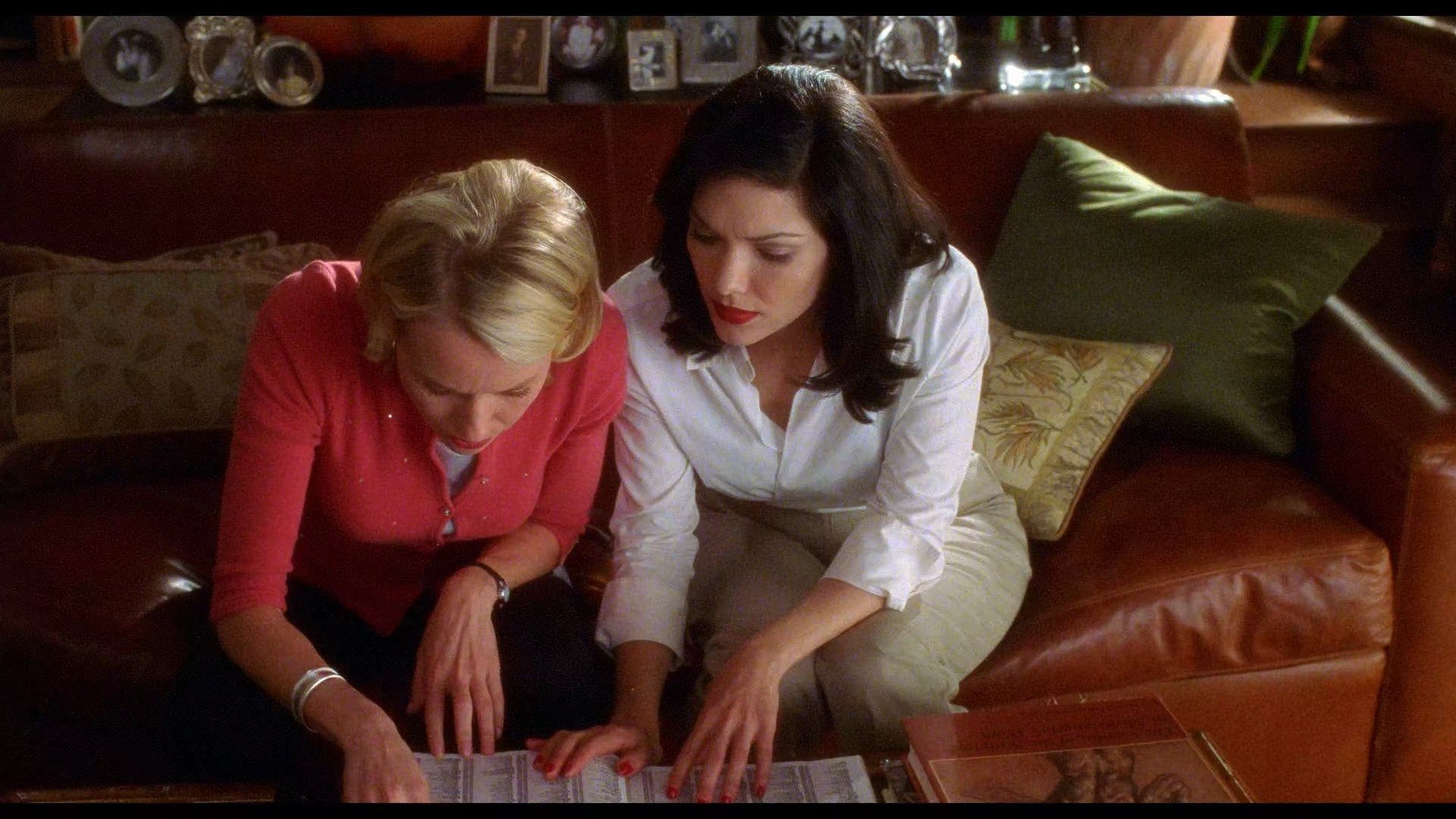 Laura harring naomi watts mulholland couch foto 4