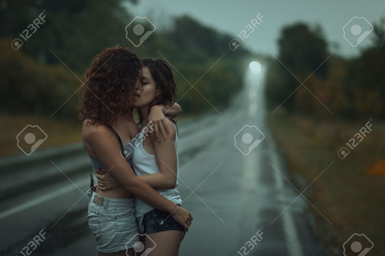Dusche lesben küssen lesben küssen videos