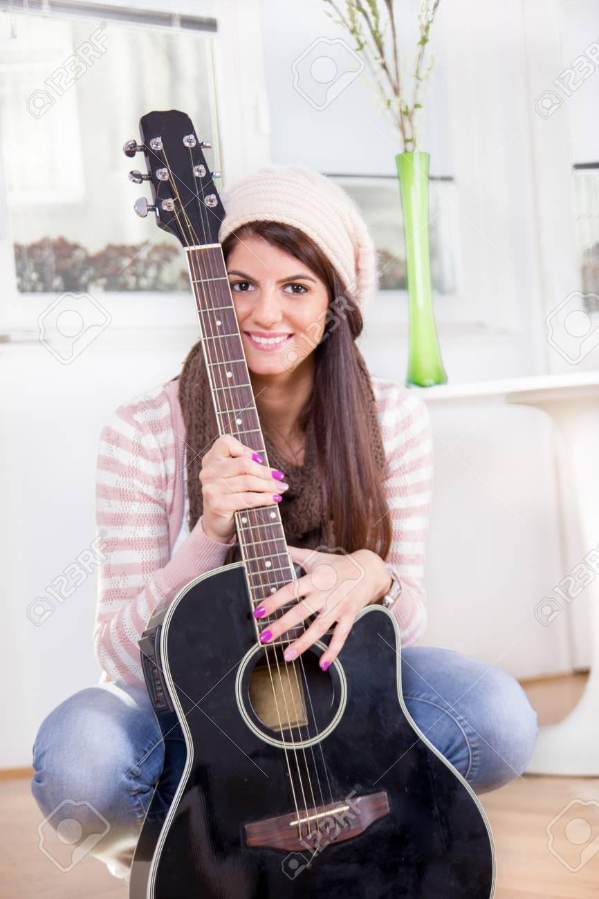 Süßes mädchen spielt gitarre
